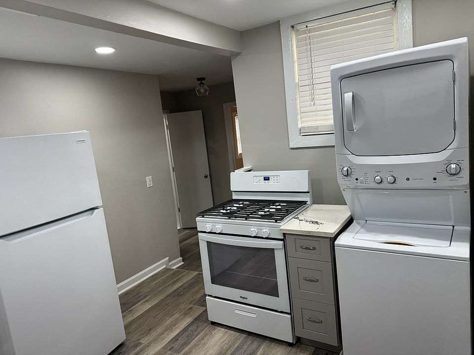 washer and dryer included !