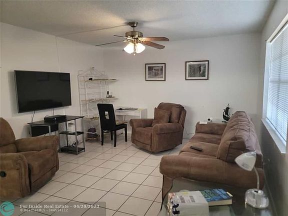 2nd image of 4528 SW 54th St #303