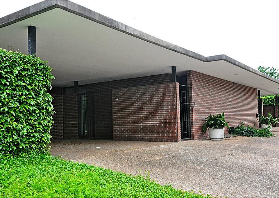 Nice soft-contemporary patio home with great curb appeal.