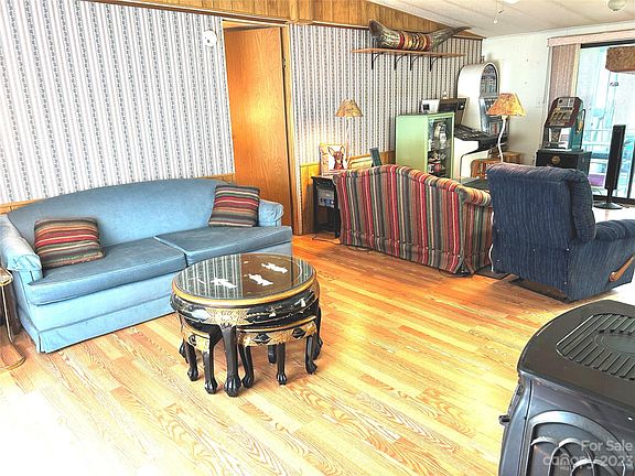 4th image of 220 Cranbrook Cir