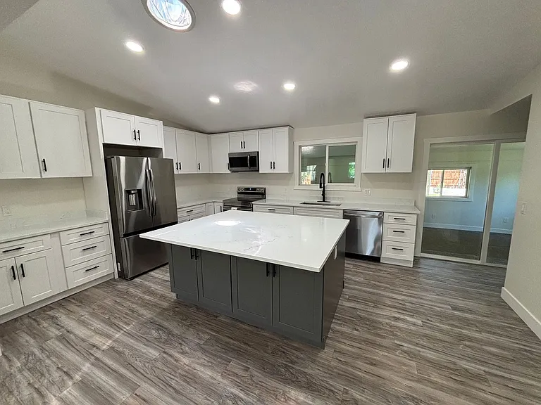 1091 E Mecham Ln — Photo 4