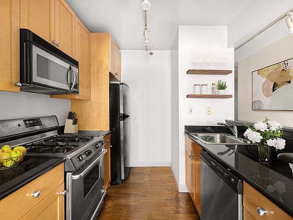 4th image of 416 E 11th St APT 2C