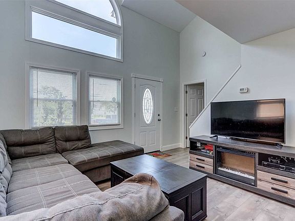 5th image of 24 Peters Dr