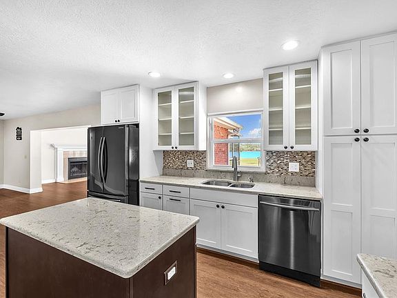 4th image of 2004 Capri Rd