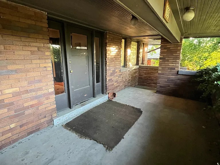 1328 E Stratford Ave — Photo 2