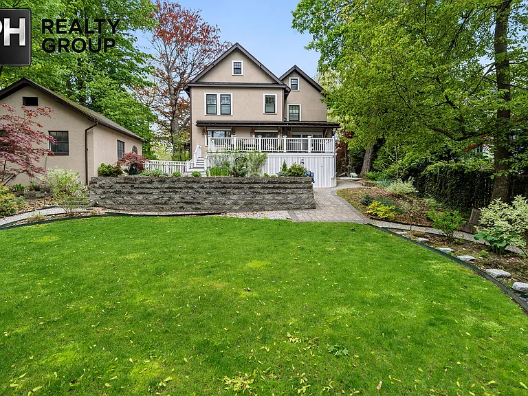 21 Clover St — Photo 3