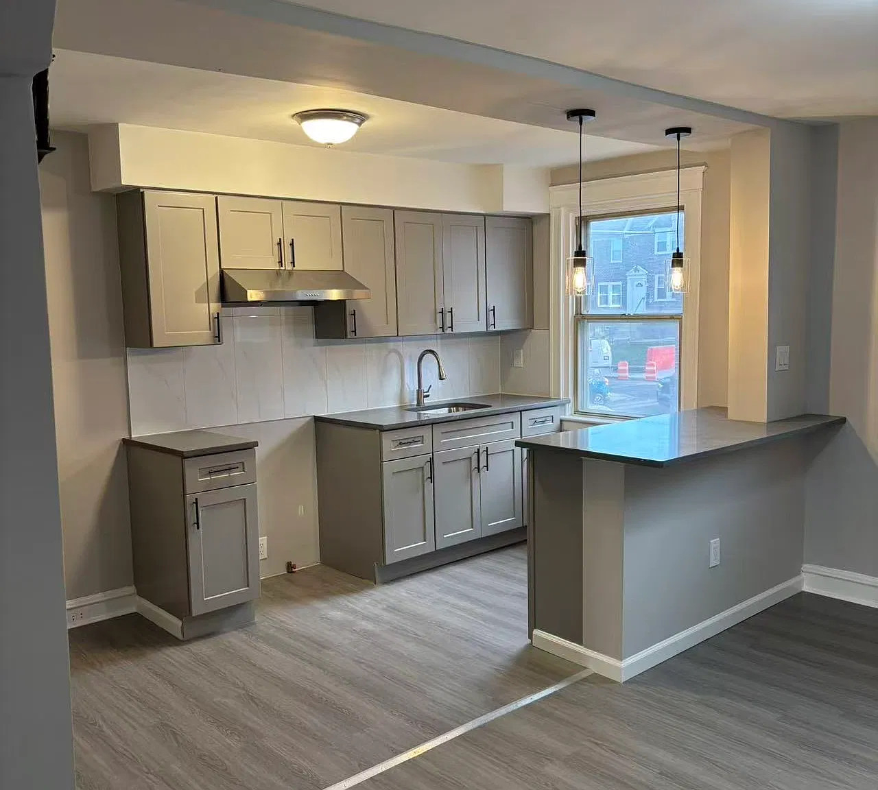 3 bed, 1.5 bath, 1250 sqft, $1,700 — Photo 2