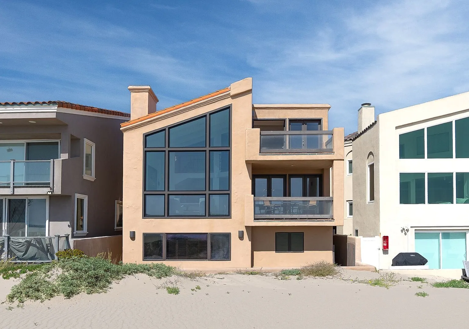 Oceanfront -3 Bedroom + 2.5 Bathroom Tri-Level Home | Hollywood Beach | Oxnard | Unfurnished — Photo 1