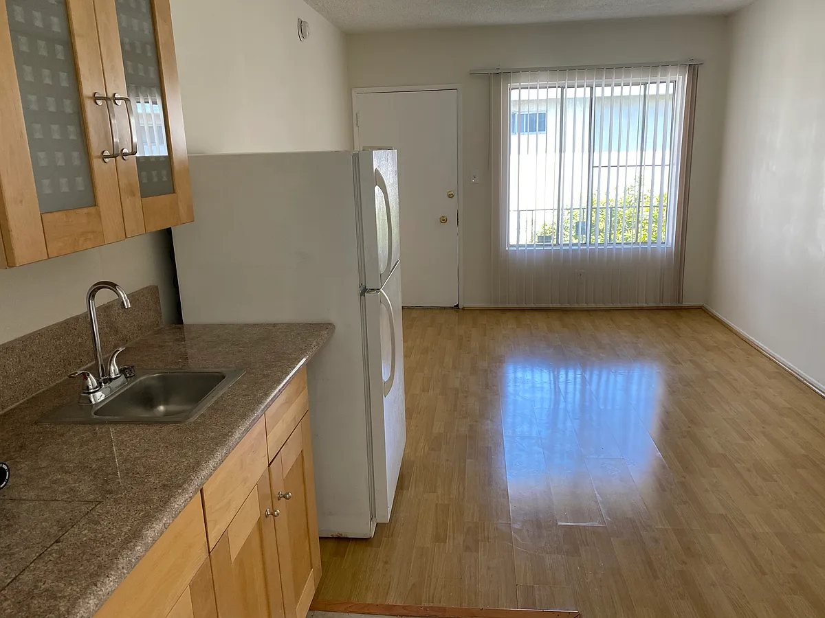 Building Photo - 4043 McLaughlin Ave #6B