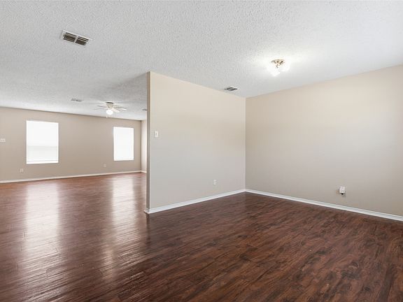 3rd image of 652 Lowe Dr