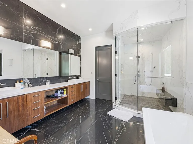 13135 Chandler Blvd — Photo 40