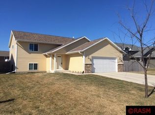 140 Flagstone Ln, Mankato, MN 56001