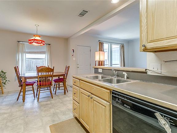 5th image of 611 Meadowbrook Dr