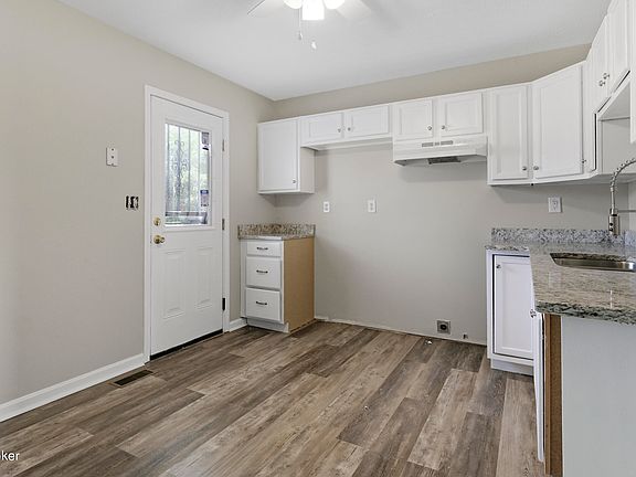5th image of 4915 Applegrove Ln