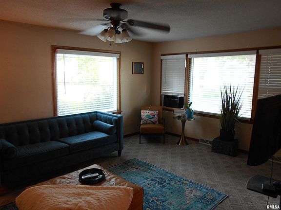 3rd image of 365 E Hurst St