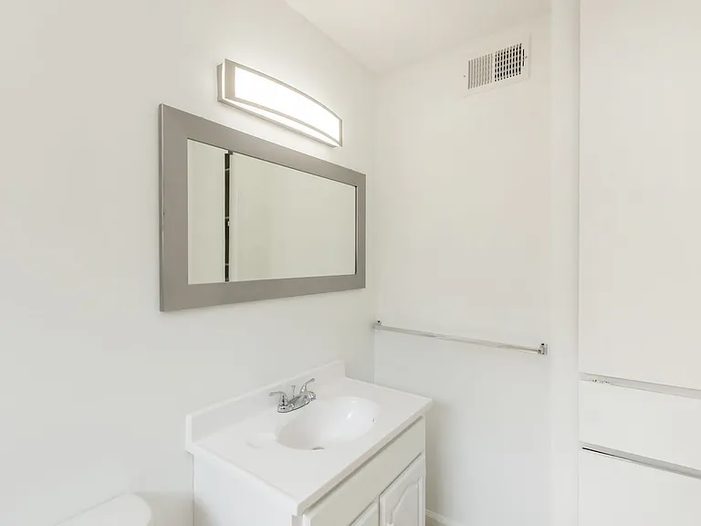 University Gardens Manor — Photo 40