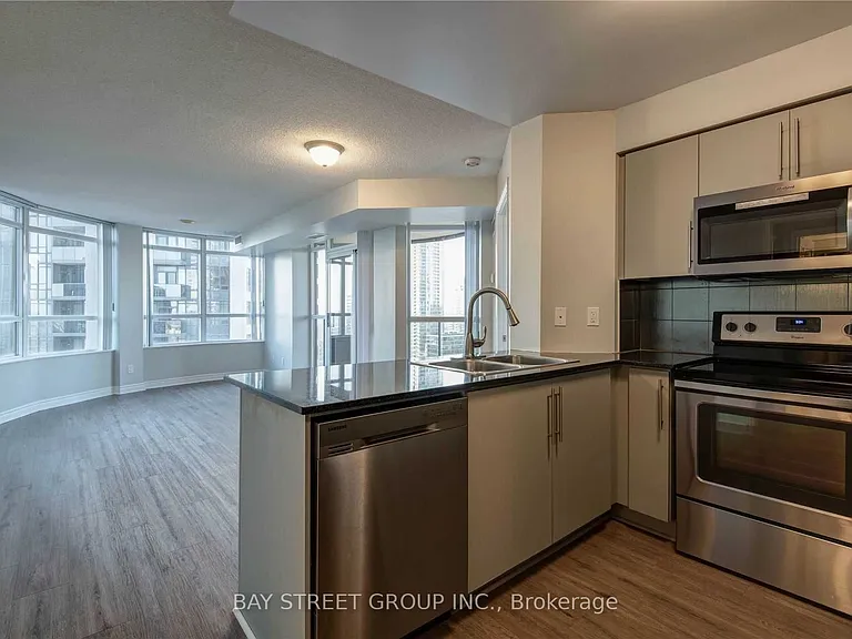 310 Burnhamthorpe Rd W #1913 — Photo 12