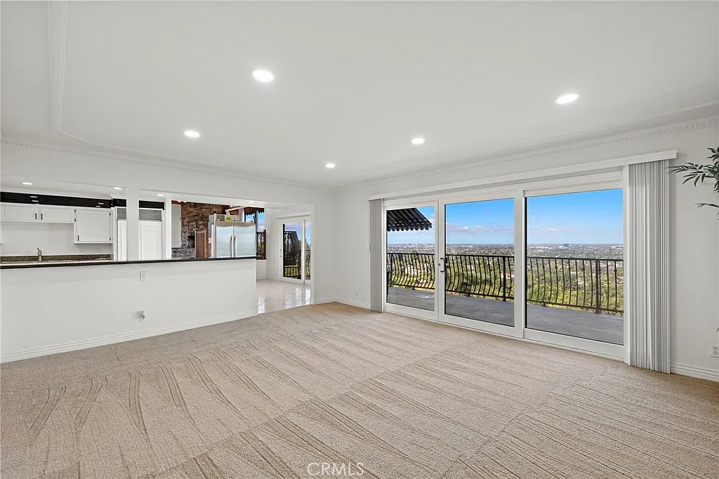 5 bed, 6.0 bath, 6000 sqft, $7,900 — Photo 3
