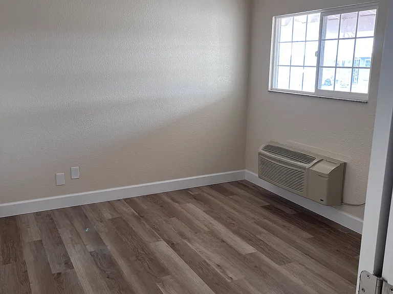 Farmington Flats — Photo 24