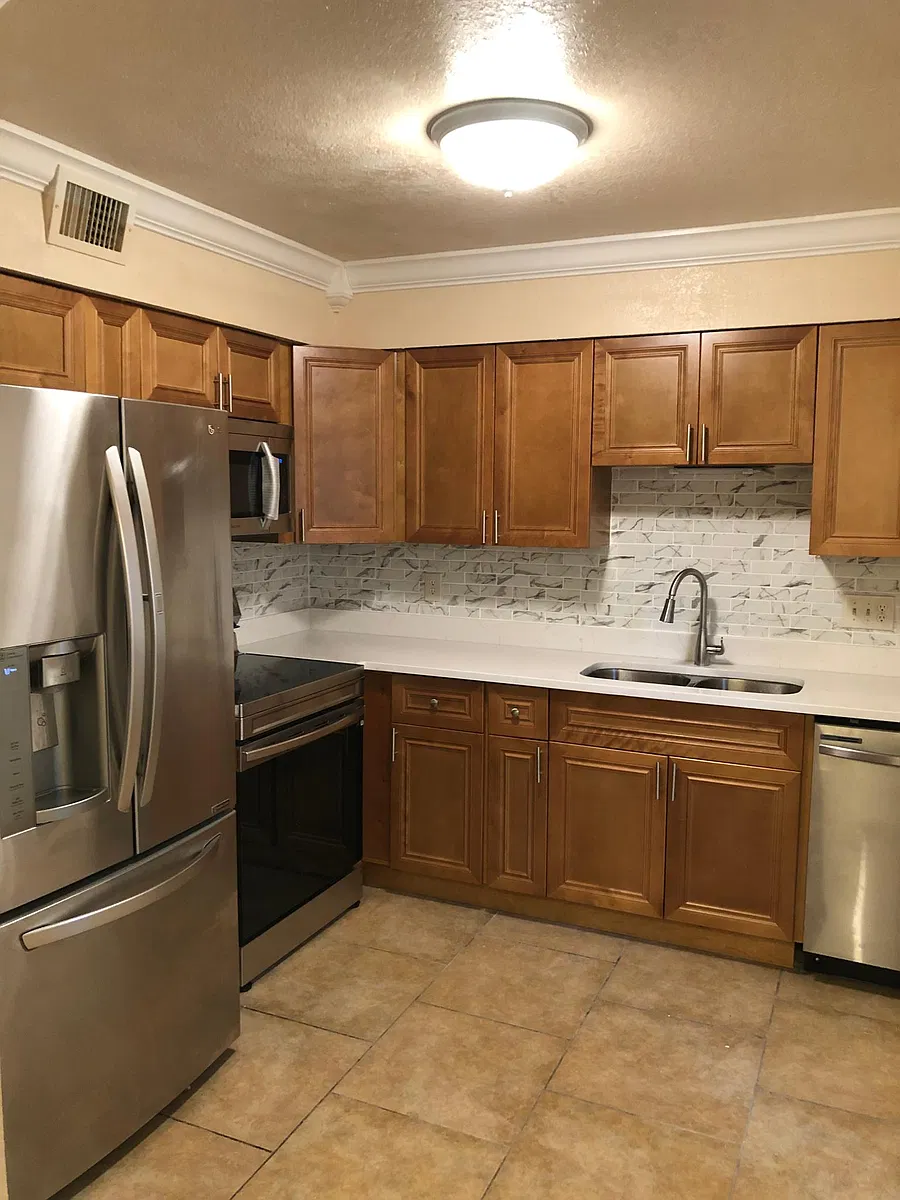 Kitchen with upgraded cabinets and quarz counter tops - 631 Northlake Blvd #631