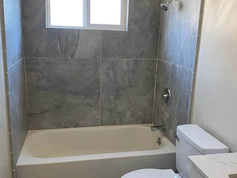 1127 E Laurel Dr — Photo 3