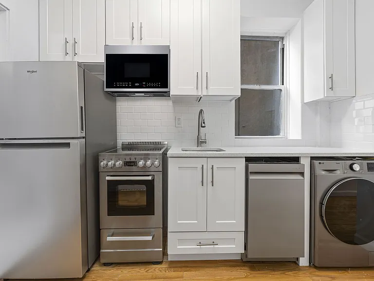 44 Perry St #3W — Photo 7