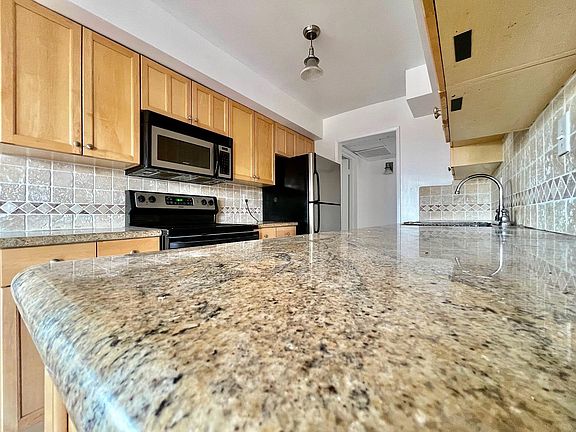 4th image of 5353 Yarmouth Ave Unit 302
