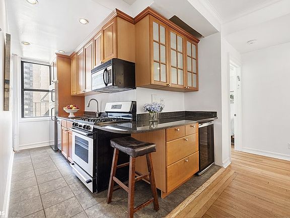 3rd image of 17 W 64th St #8EF