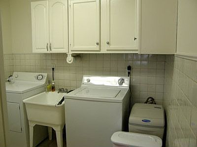 Nice laundry room w/sink and cabinets