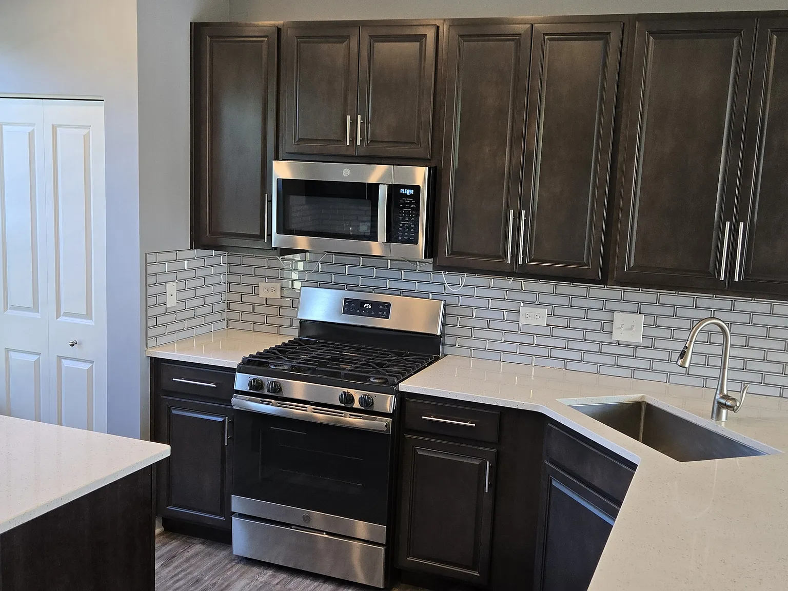 3 bed, 2.5 bath, 1894 sqft, $2,990 — Photo 4