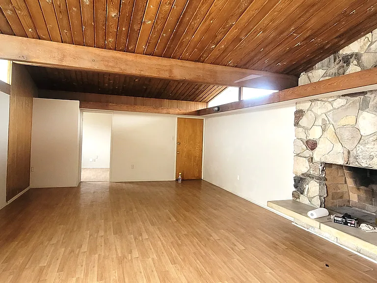 218 W Carson St #A — Photo 10