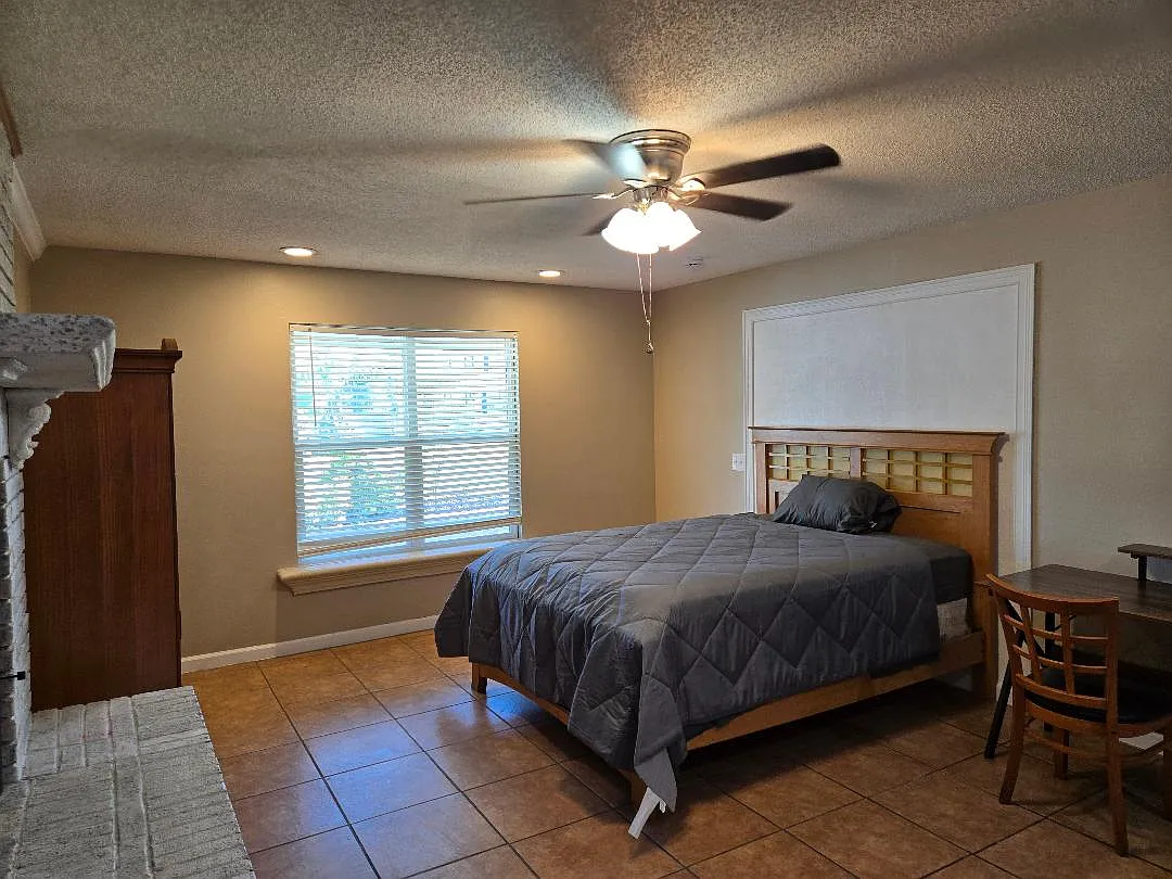 6 bed, 1924 sqft, $750 — Photo 4