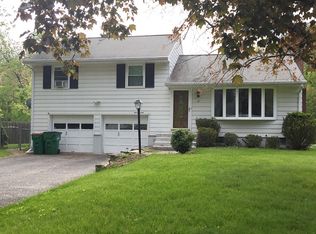 27 Gilbert Dr, Hyde Park, NY 12538