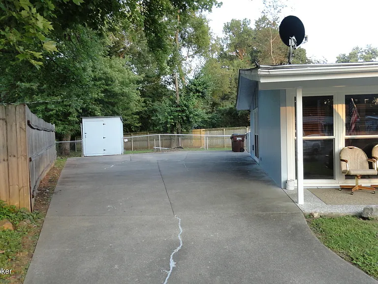 1913 Claremoor Dr — Photo 11