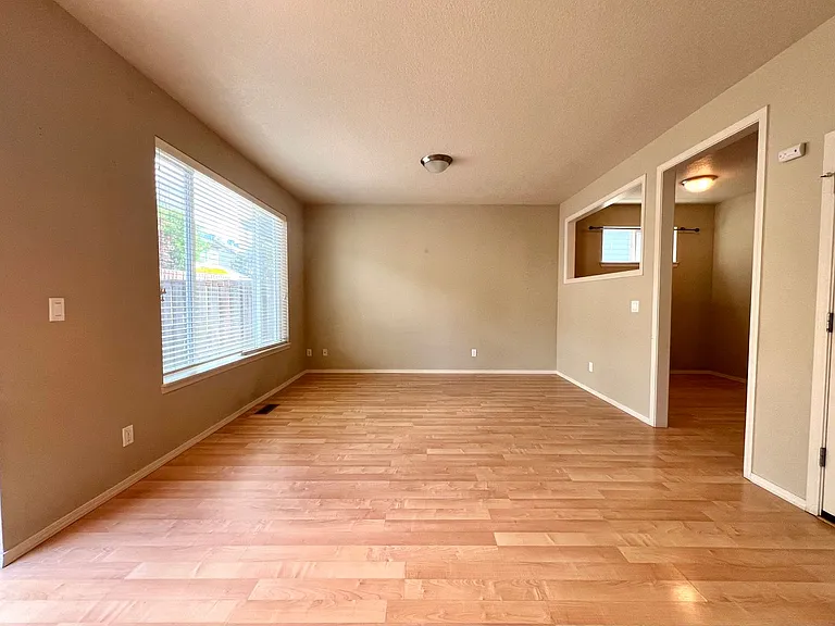 1048 SE Tamora Ave — Photo 3