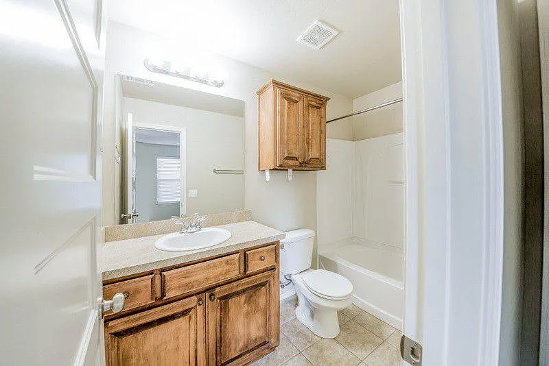 3 bed, 1315 sqft, $1,999 — Photo 2