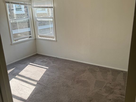 4th image of 927 Venezia Ave