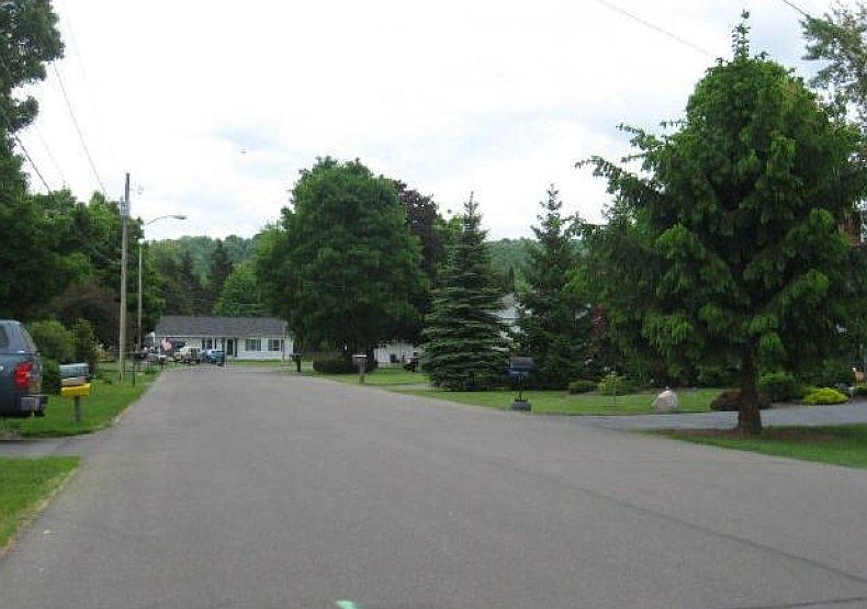 2nd image of 831 N Lamont Dr