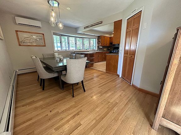 5th image of 645 Old Medford Ave