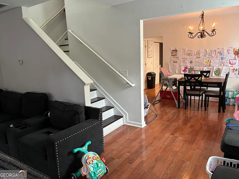 751 W Vincent Dr — Photo 2