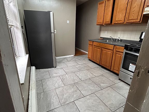 3rd image of 1657 Margaret St Floor 1