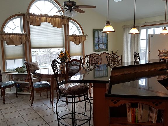 Huge Breakfast Bar & Dining 