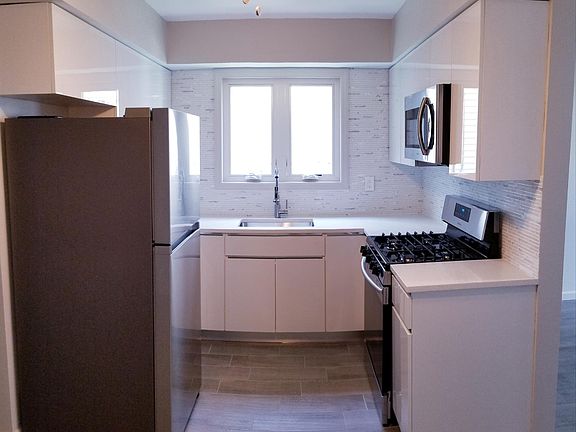 2nd image of 154 Amsterdam Ave Floor 1