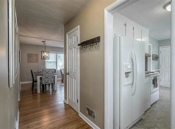 4th image of 8732 Newton Dr
