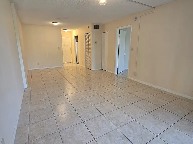 737 SE 1st Way #208 — Photo 3