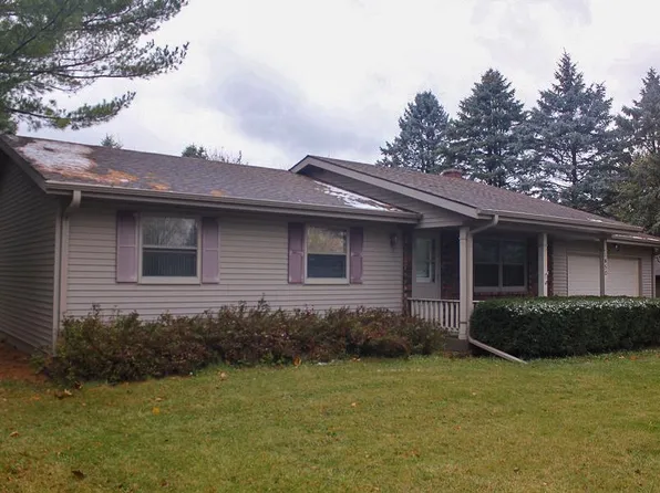 1450 Country Club Ct, Platteville, WI 53818