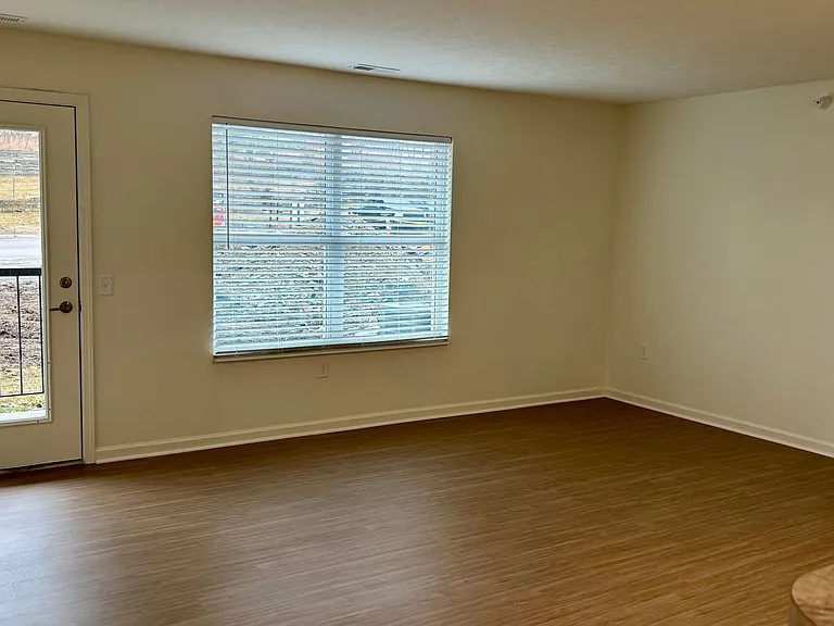 Cottonwood Creek Apartments — Photo 17