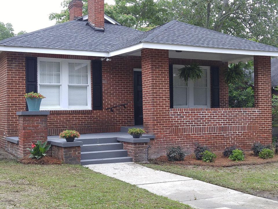 Cute Home with Privacy Fence