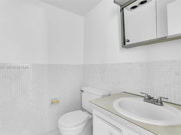 714 NE 10th St #307 — Photo 9