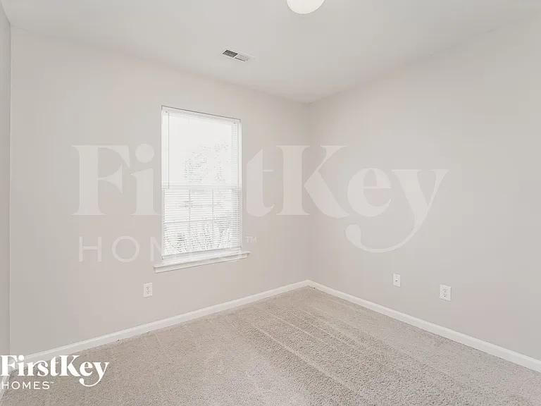 916 Lakehill Rd — Photo 12